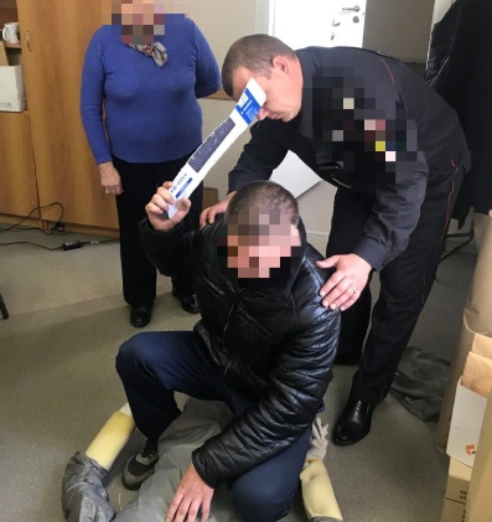 Мужчина предстанет перед судом в Себеже за случайное попадание топором в человека