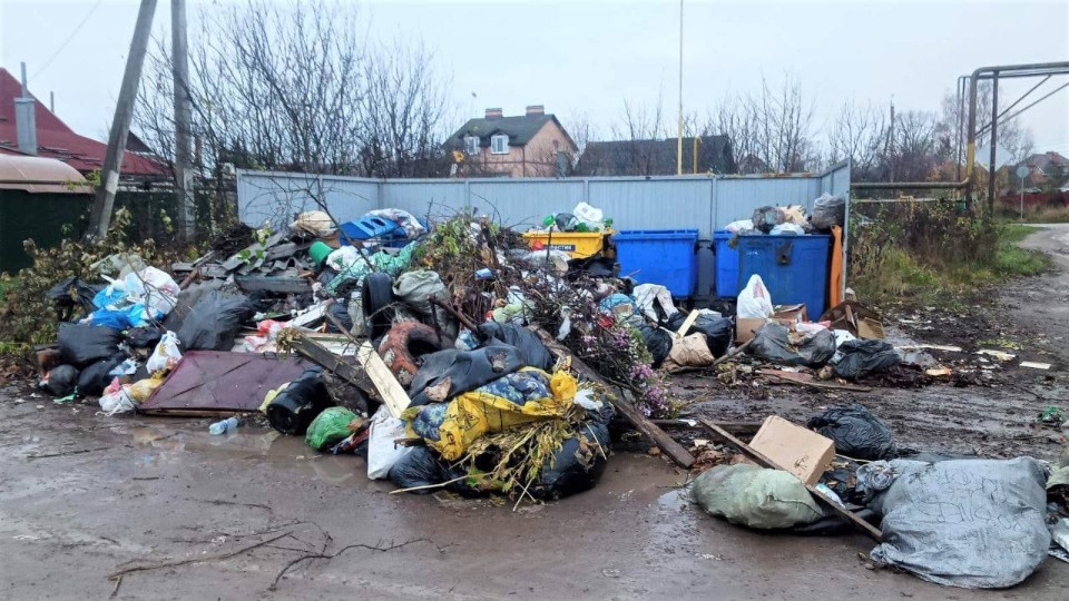 Контейнерные площадки в Пскове освобождают от строительного мусора Контейнерные площадки в Пскове освобождают от строительного мусора