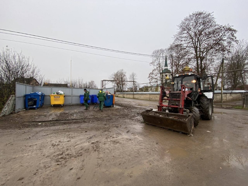 Контейнерные площадки в Пскове освобождают от строительного мусора Контейнерные площадки в Пскове освобождают от строительного мусора