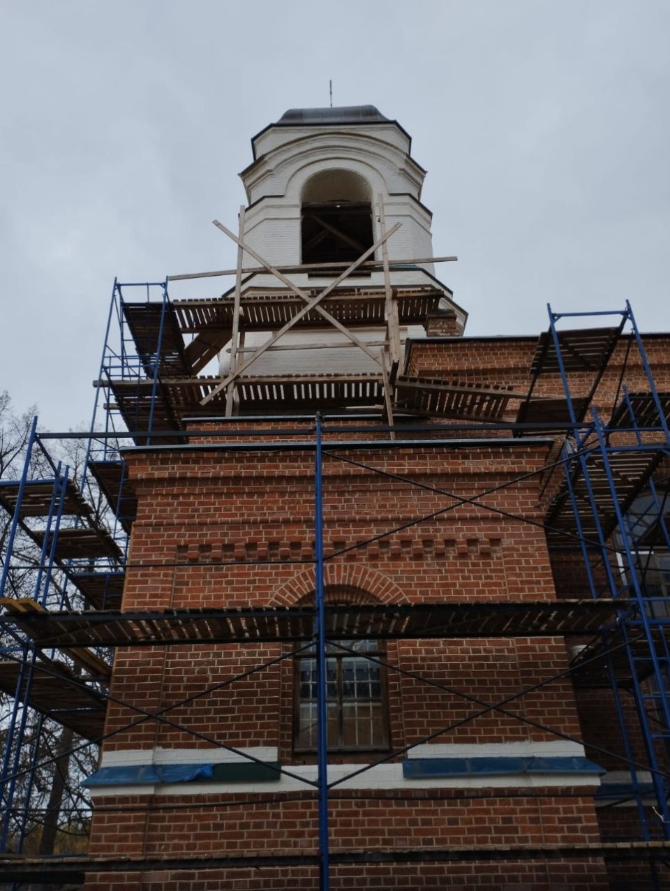 Завершается подготовка фасадов плюсской церкви Входа Господня в Иерусалим к покраске 