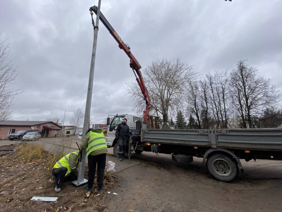 Порядка 30 опор наружного освещения установят на улице Алмазной в Пскове