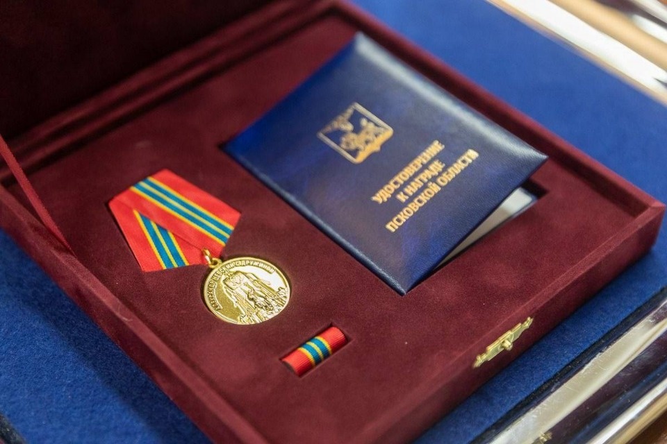 Михаил Ведерников вручил ветеранам Пограничной службы региона медали «Александра Невского»