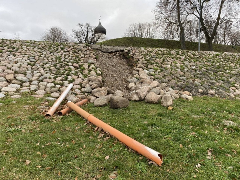 Водосточные трубы заменят на участке набережной реки Великой в Пскове