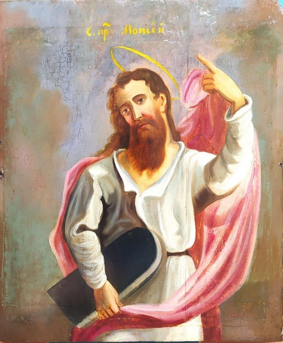 Реставраторы из Санкт-Петербурга восстанавливают иконы церкви Святой Варвары в Печорах