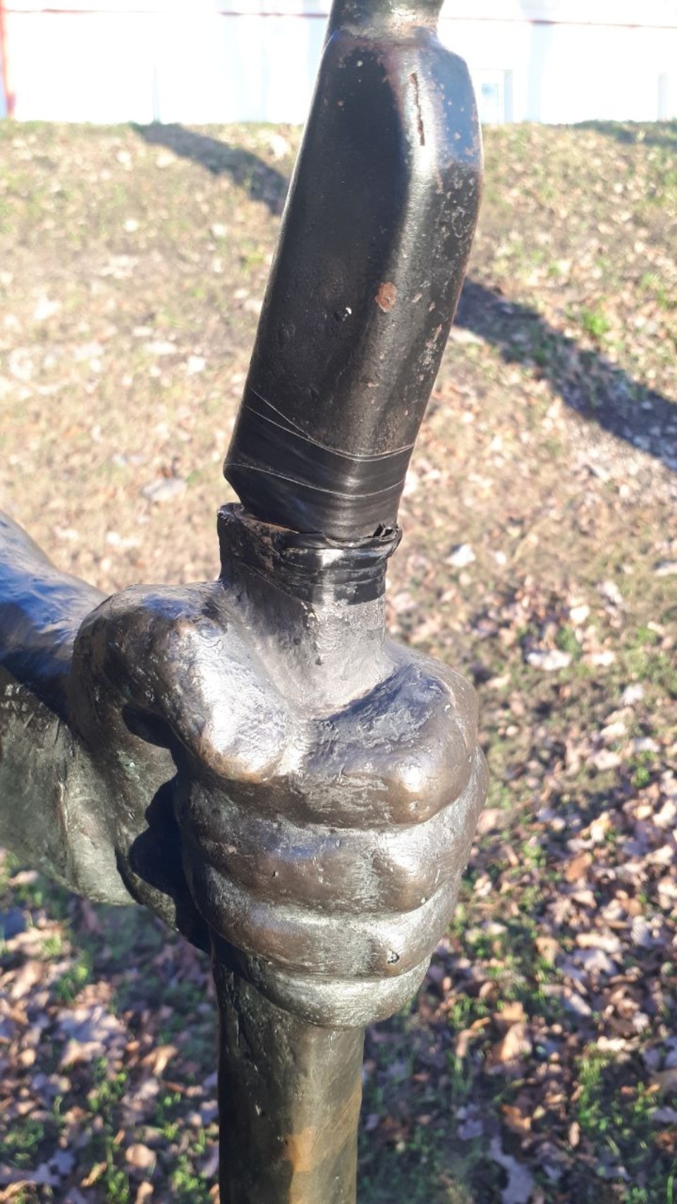 Штык памятника солдату на набережной в Пскове вновь сломали