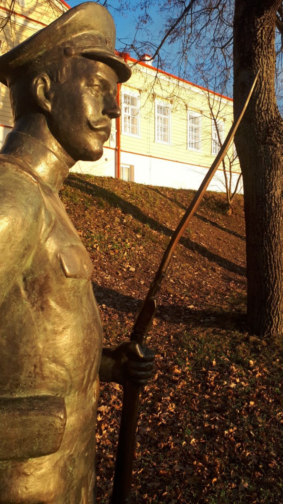 Штык памятника солдату на набережной в Пскове вновь сломали