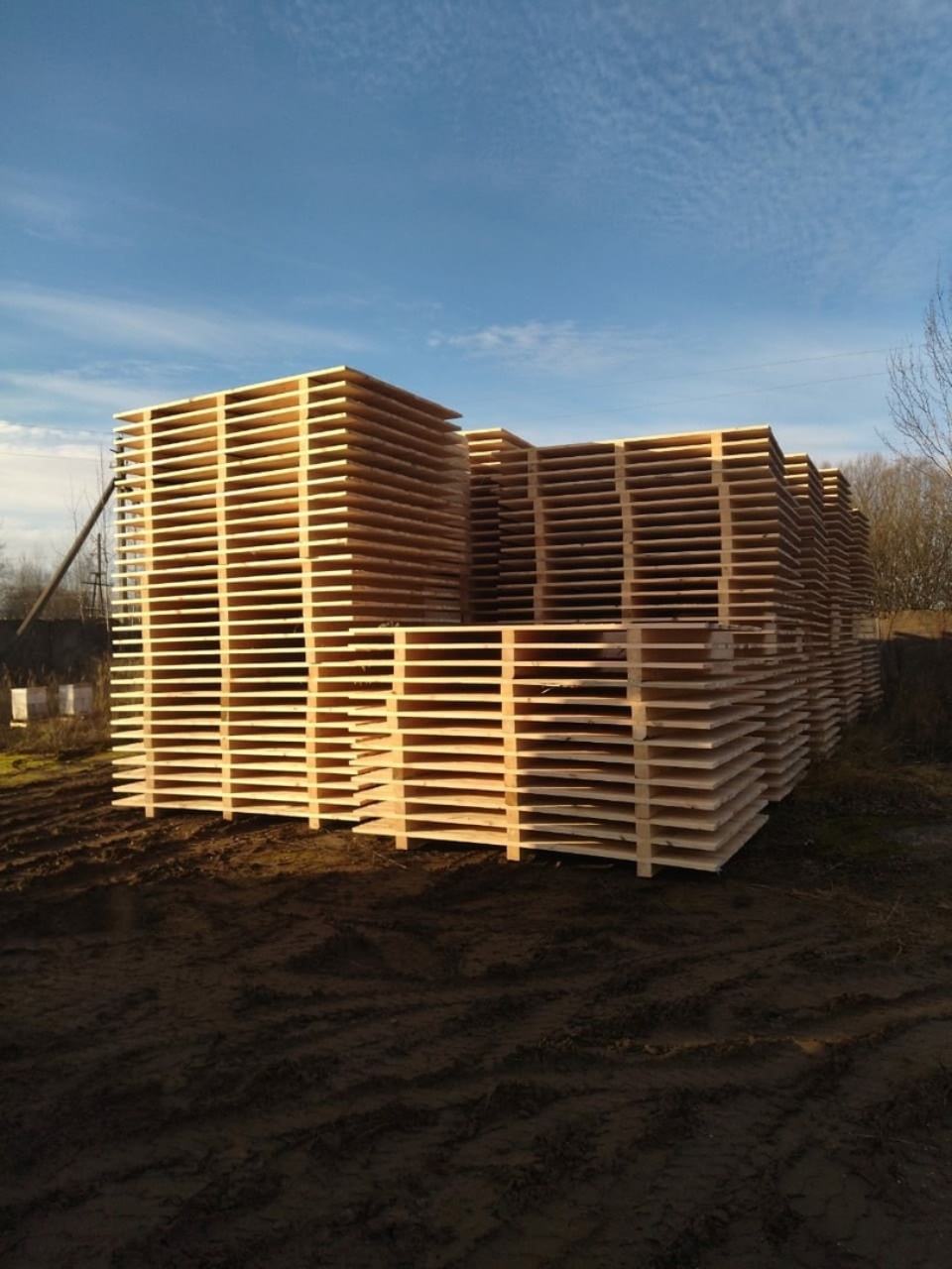 В Дедовичах изготавливают щиты для укрепления окопов 