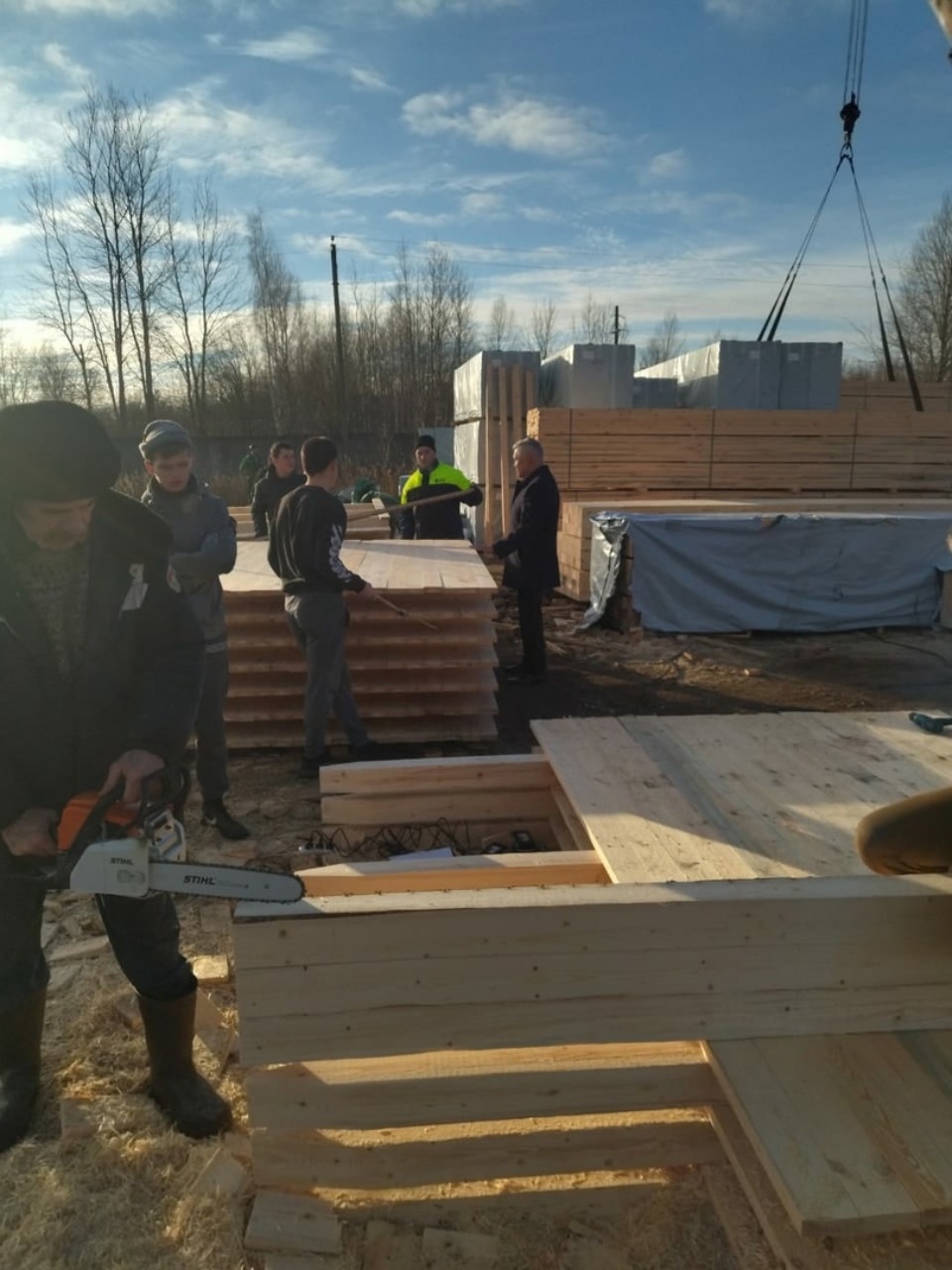 В Дедовичах изготавливают щиты для укрепления окопов 