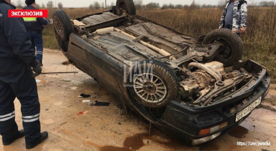 Водителя опрокинувшейся машины госпитализировали в Псковском районе