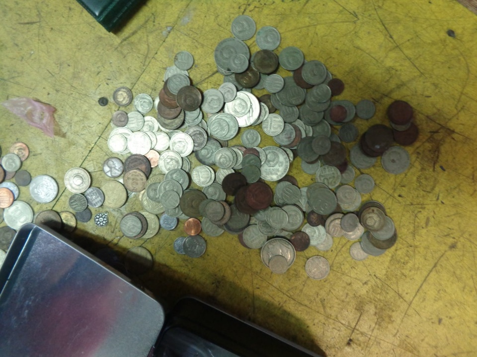 Старинные монеты и церковную книгу не дали незаконно провезти через границу псковские пограничники Старинные монеты и церковную книгу не дали незаконно провезти через границу псковские пограничники