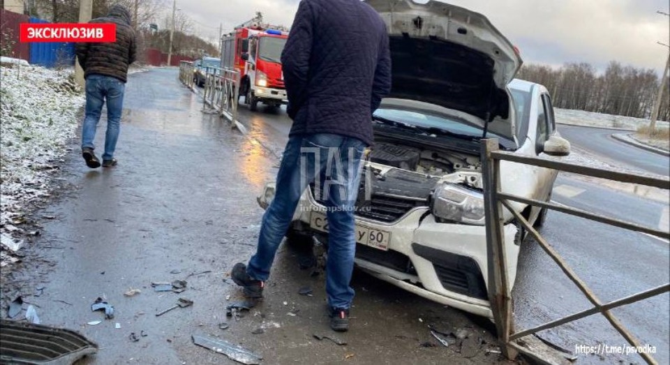 В результате ДТП в Пскове пострадал идущий по тротуару пешеход