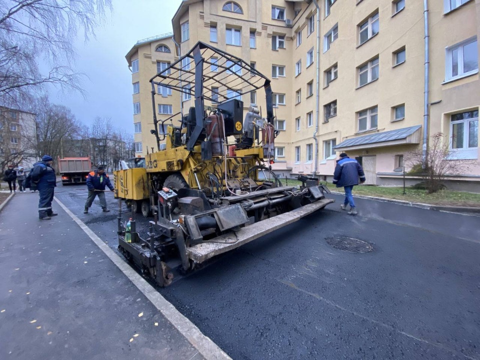 Новое покрытие уложено на еще четырех дворовых проездах в Пскове 