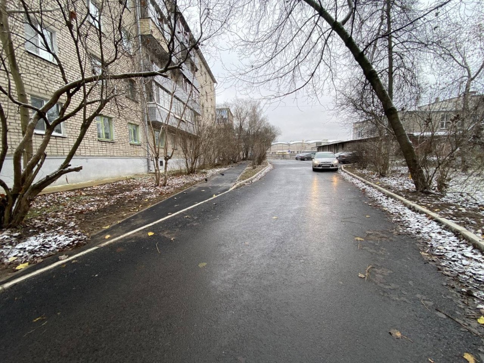 Новое покрытие уложено на еще четырех дворовых проездах в Пскове 