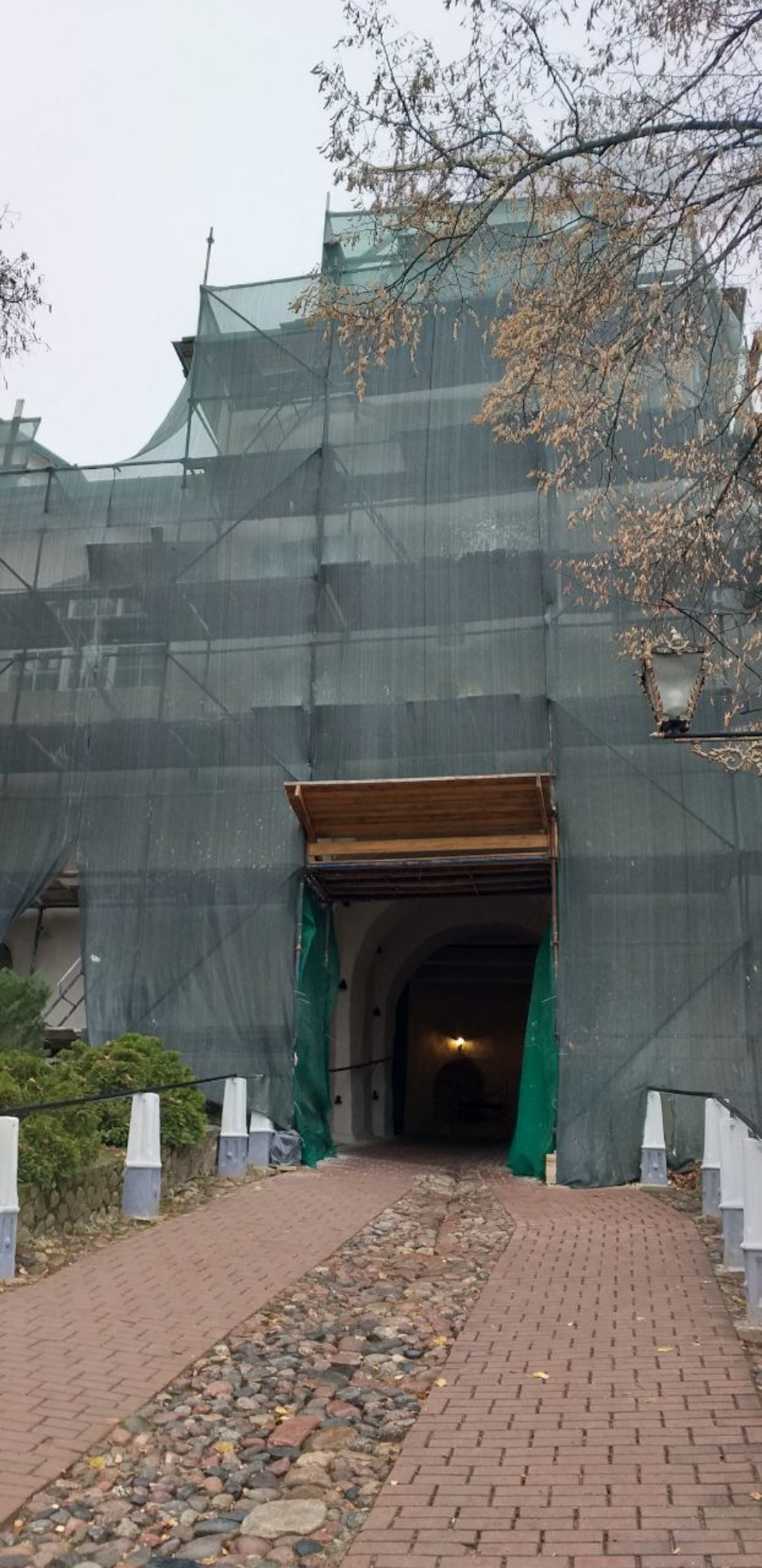 Завершаются работы по фасадам и кровле церкви Николы Вратаря и башни Никольской Псково-Печерского монастыря