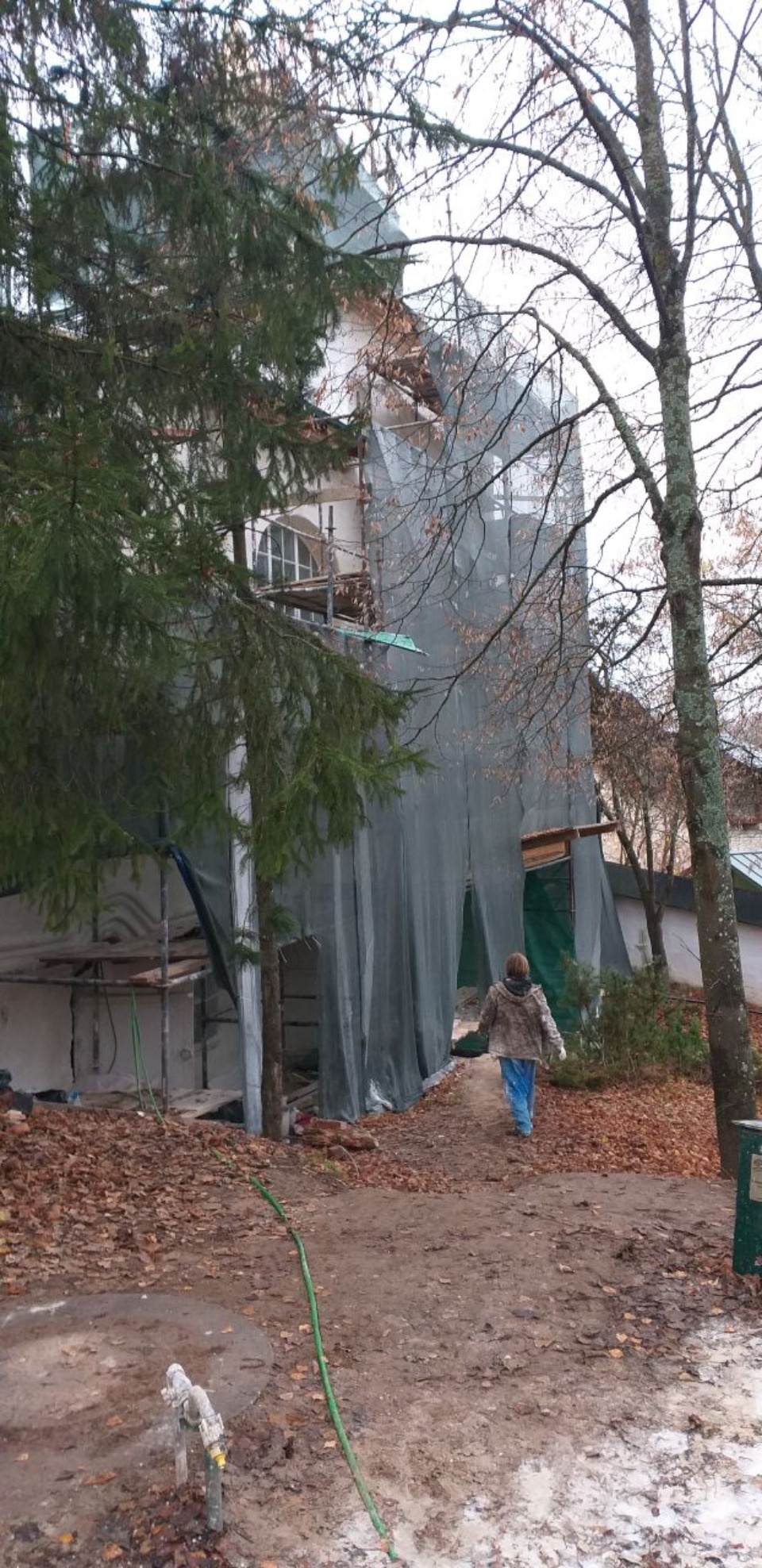 Завершаются работы по фасадам и кровле церкви Николы Вратаря и башни Никольской Псково-Печерского монастыря