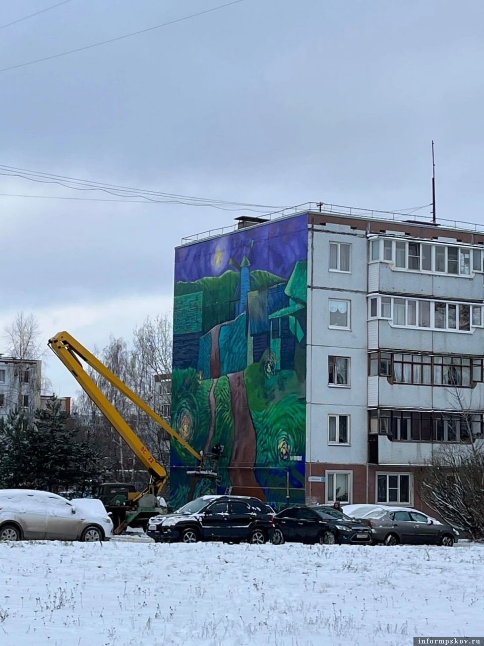 Новый мурал почти нарисовали на фасаде дома на улице Коммунальной в Пскове