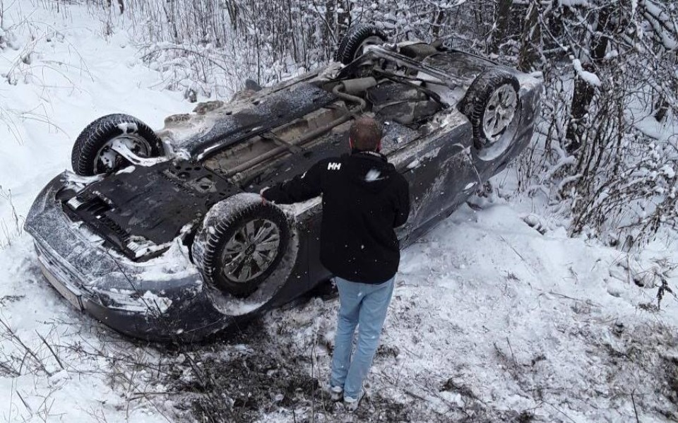 В Струго-Красненском районе из-за непогоды перевернулся автомобиль