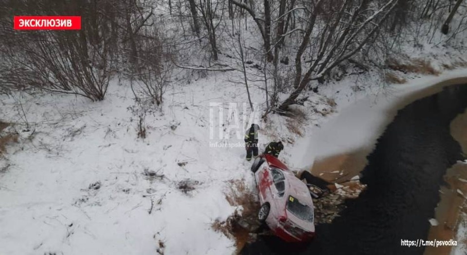 Автомобиль вылетел с моста в реку в Порховском районе