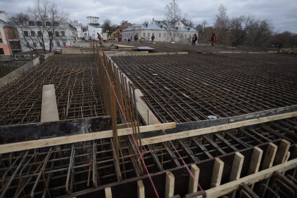 Погодные условия не помешают укладке асфальтобетона на Троицком мосту в Пскове