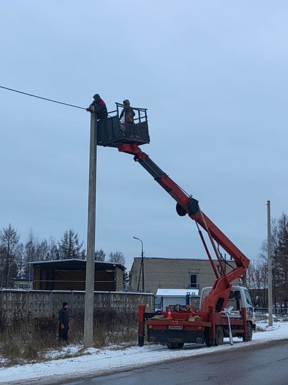На двух улицах в Пскове завершаются работы по освещению На двух улицах в Пскове завершаются работы по освещению