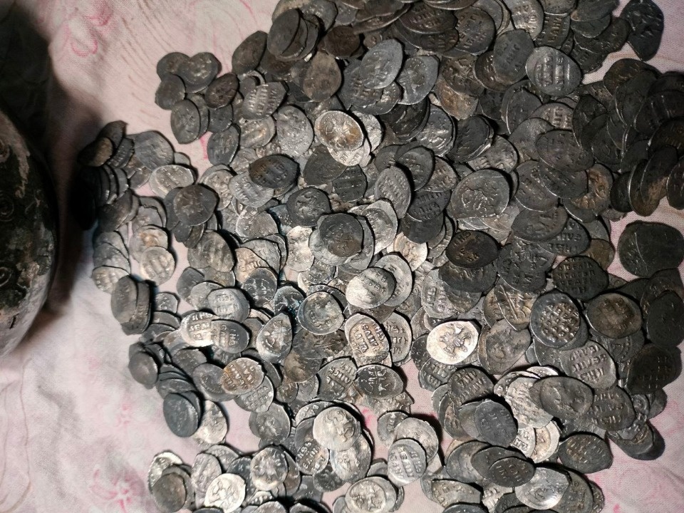 Псковские археологи показали старинный клад с монетами-чешуйками