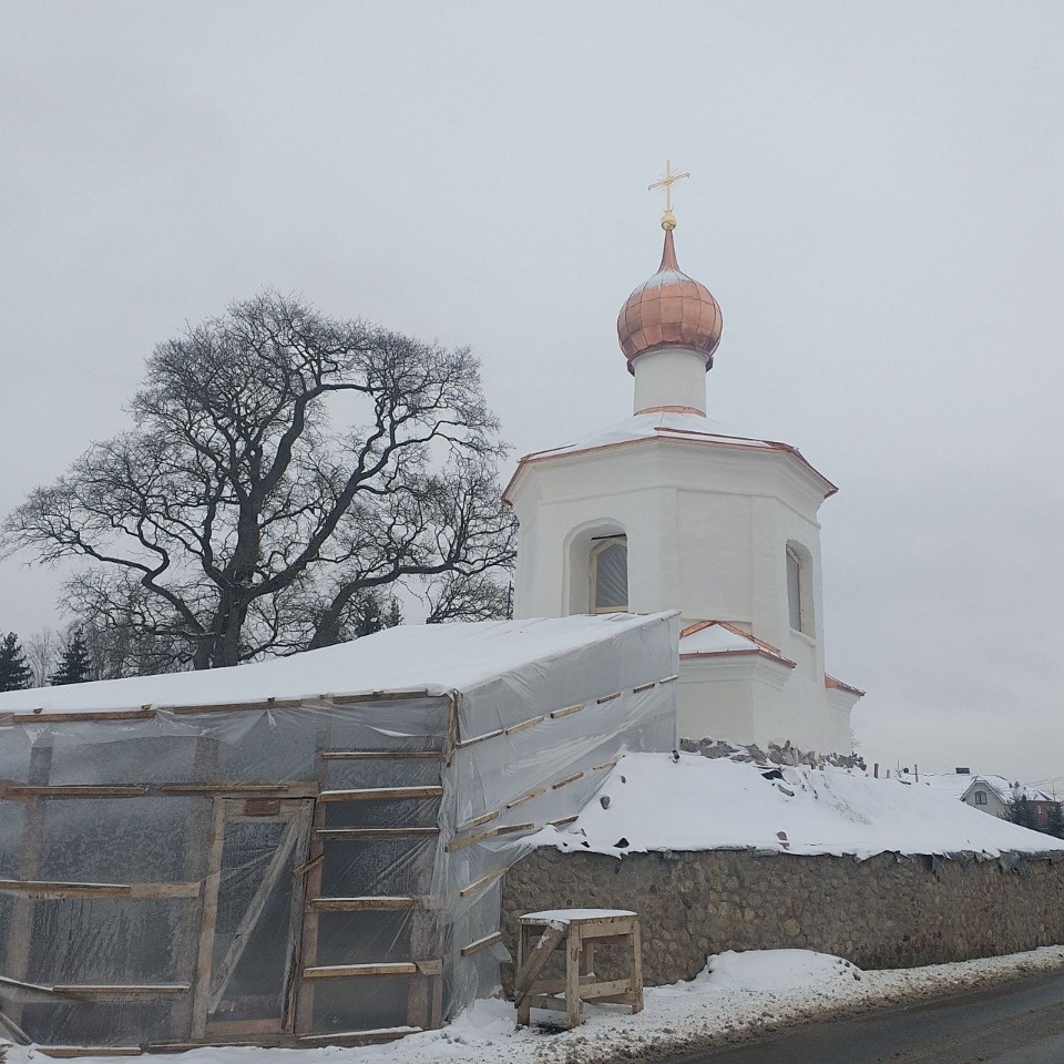 Закончился монтаж кровли Четырех Святителей у Снетогороского монастыря в Пскове Закончился монтаж кровли Четырех Святителей у Снетогороского монастыря в Пскове
