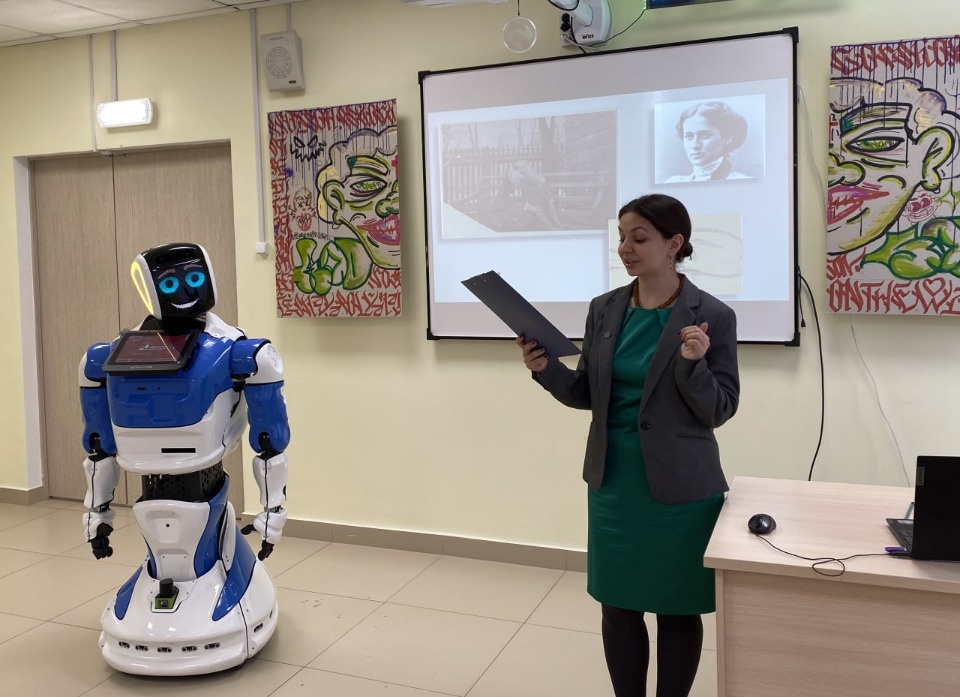 Робот провёл урок литературы в Псковской областной библиотеке 