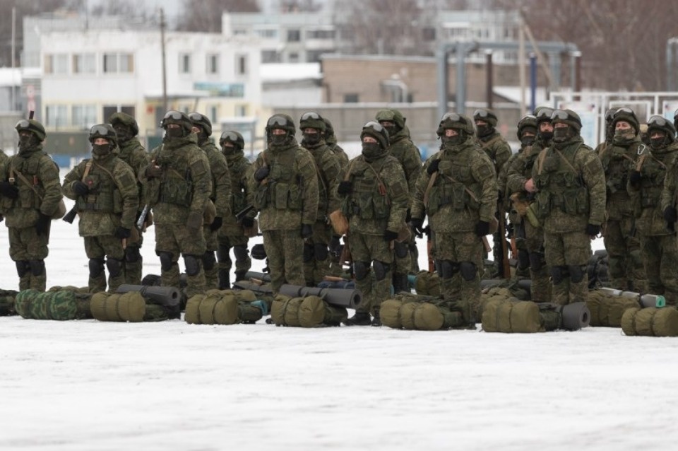 Более 400 мобилизованных отправились в зону СВО из псковской воинской части 