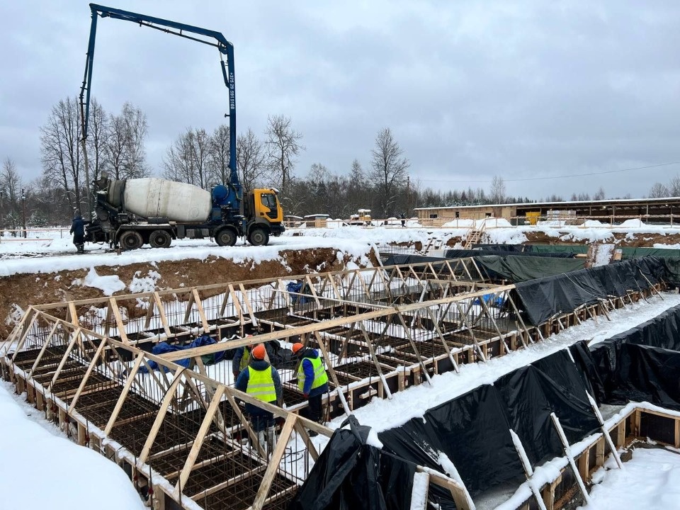 Михаил Ведерников посетил стройплощадку школьной пристройки в Себежском районе