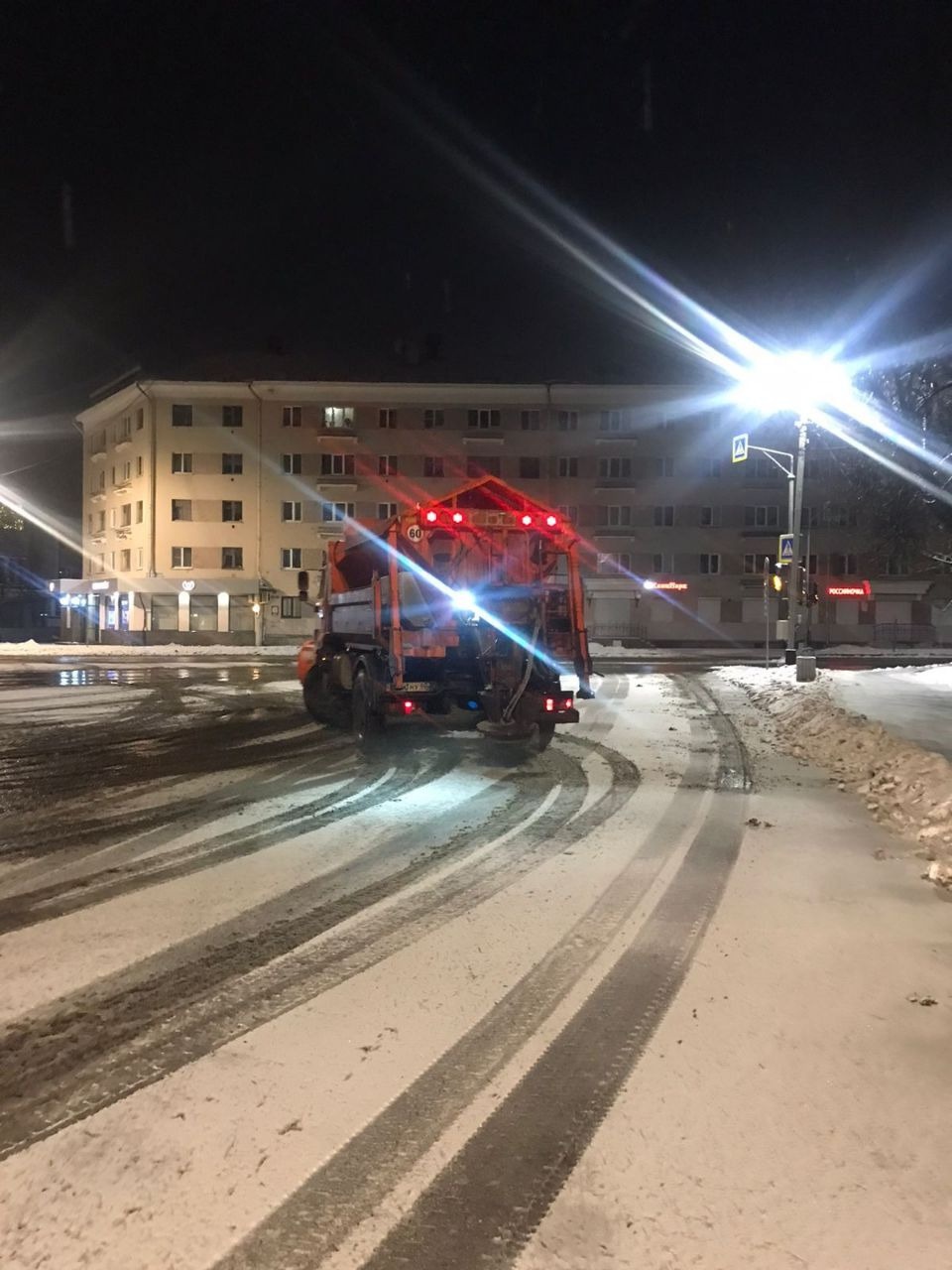 Последствия снегопада в Пскове устраняют 25 единиц техники 