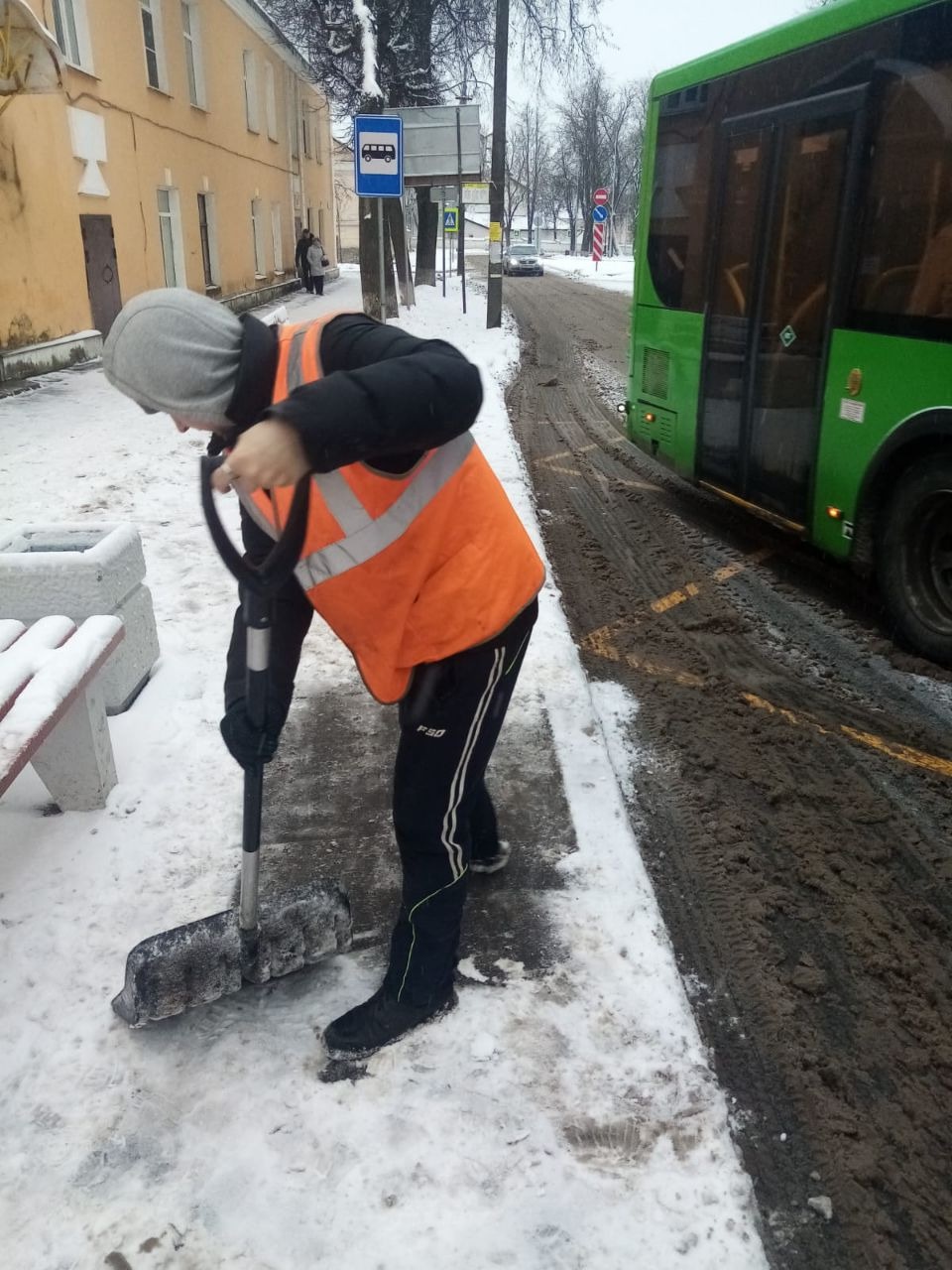 Последствия снегопада в Пскове устраняют 25 единиц техники 