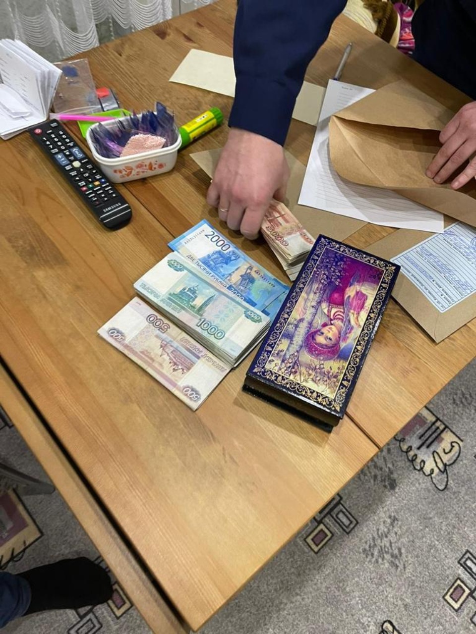 Псковский инспектор дорожного надзора попался на взятке за умышленное бездействие