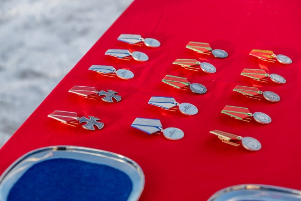 Александр Гуцан и Михаил Ведерников вручили 15-ти псковским военнослужащим госнаграды 