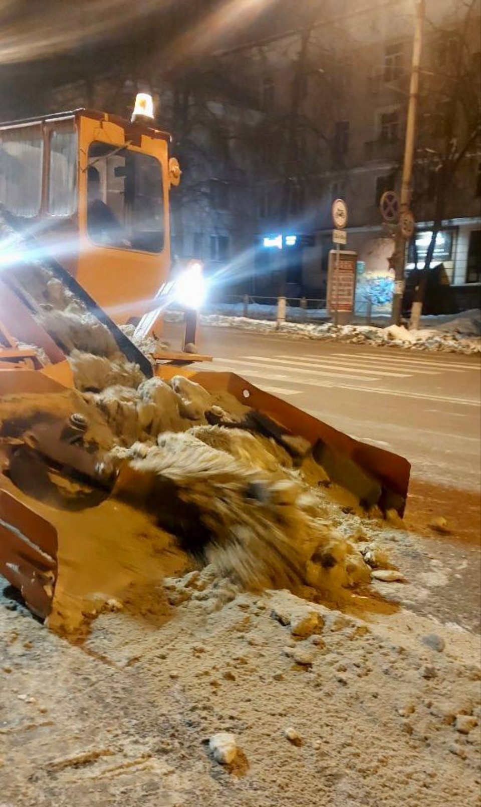 320 кубометров снега убрали в Великих Луках за ночь