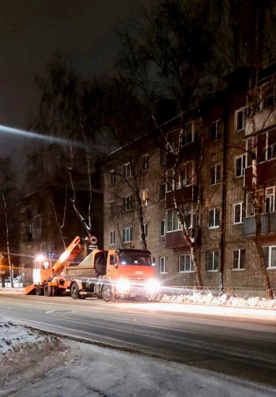 320 кубометров снега убрали в Великих Луках за ночь