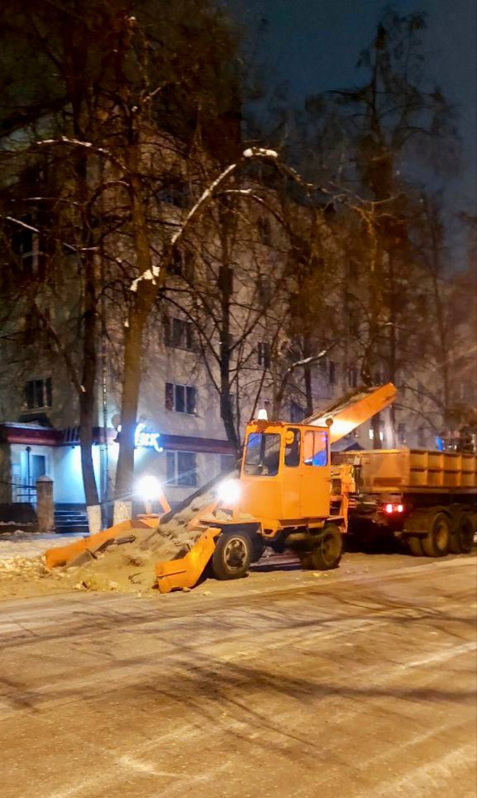 320 кубометров снега убрали в Великих Луках за ночь