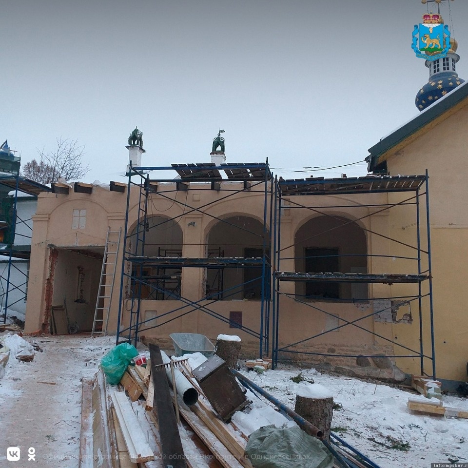 Исторический кирпичный забор вокруг сквера церкви нашли археологи в Печорах