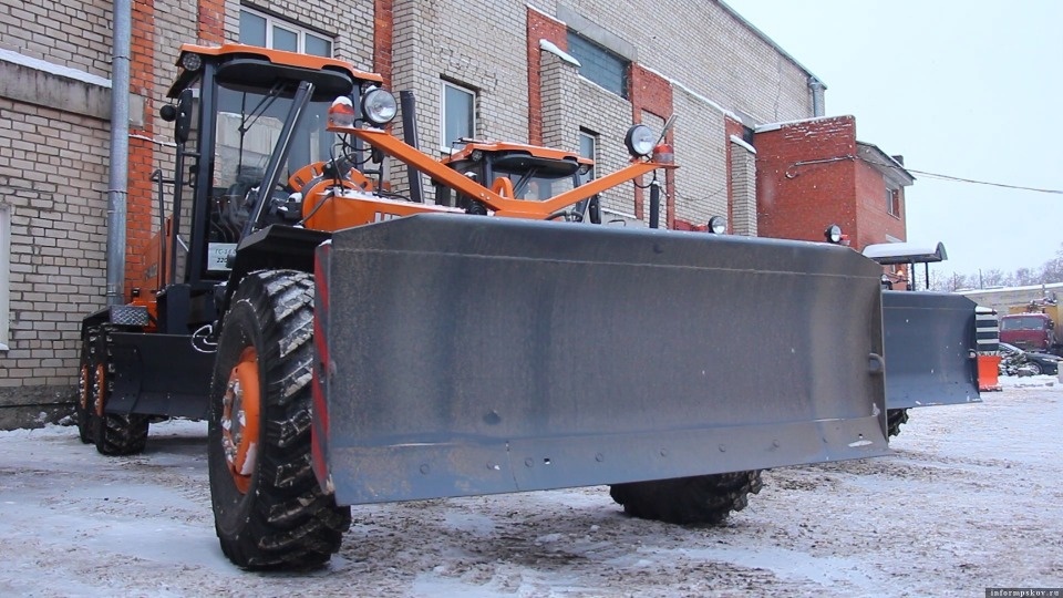 Михаил Ведерников передал «Псковавтодору» ключи от новой спецтехники Михаил Ведерников передал «Псковавтодору» ключи от новой спецтехники