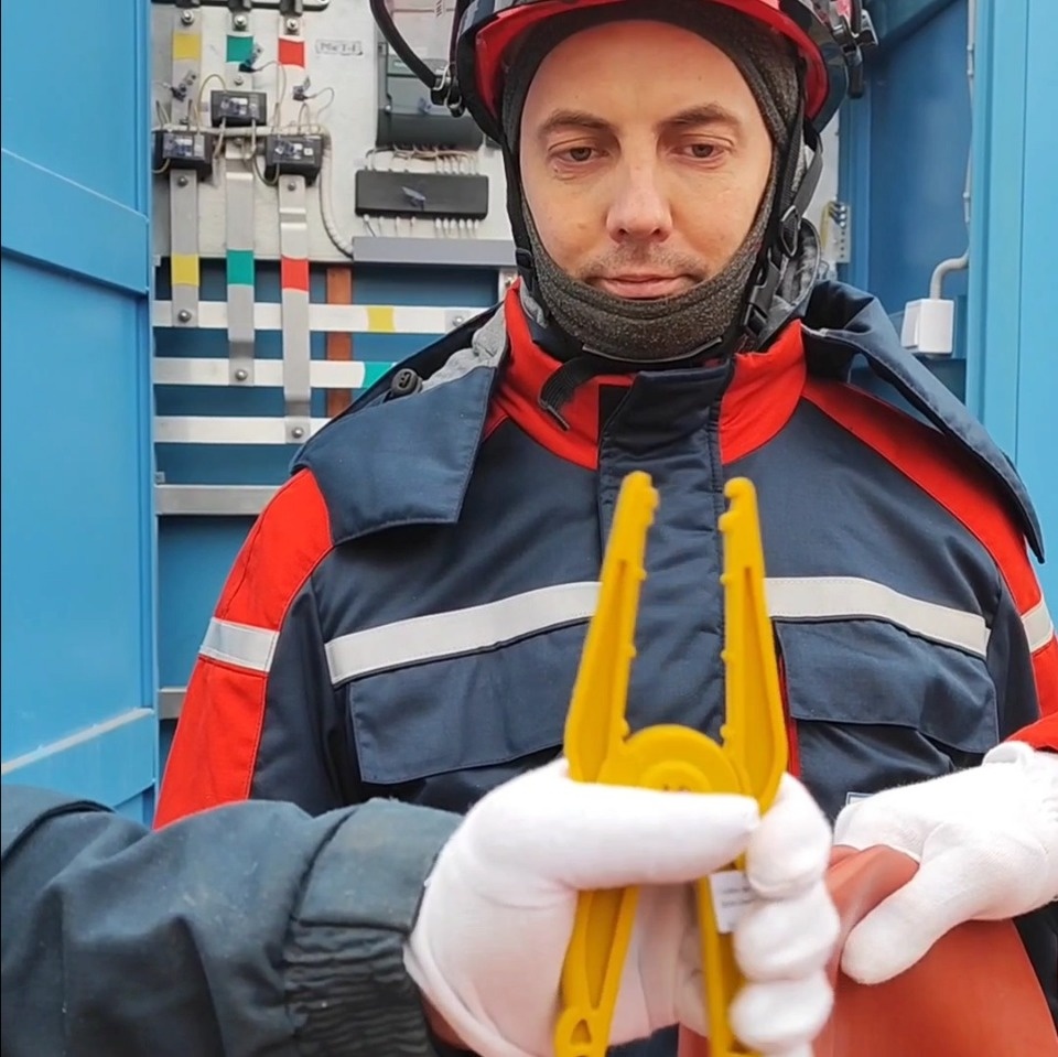 «Как хирурги в операционной»: Псковский электрик рассказал о работе «под напряжением»