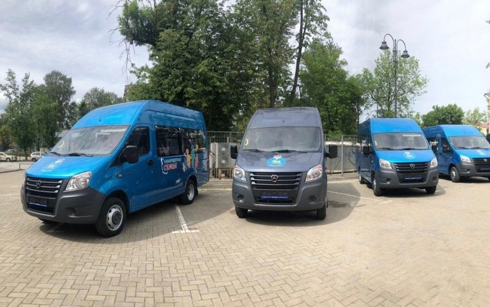 Шести многодетным семьям Псковской области предоставят автомобили