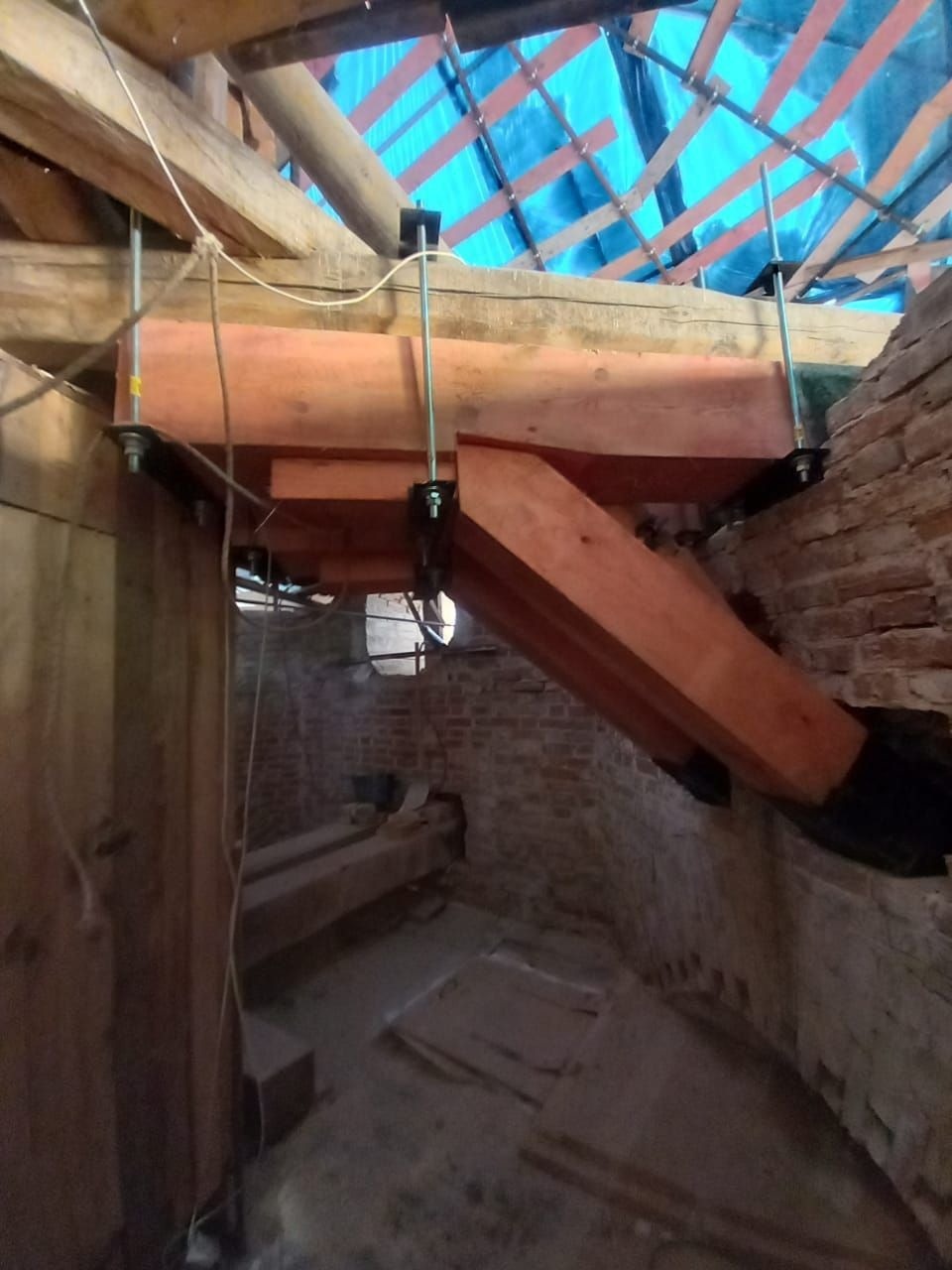 Огнезащитным составом обработают деревянные элементы конструкции колокольни Троицкого собора в Пскове