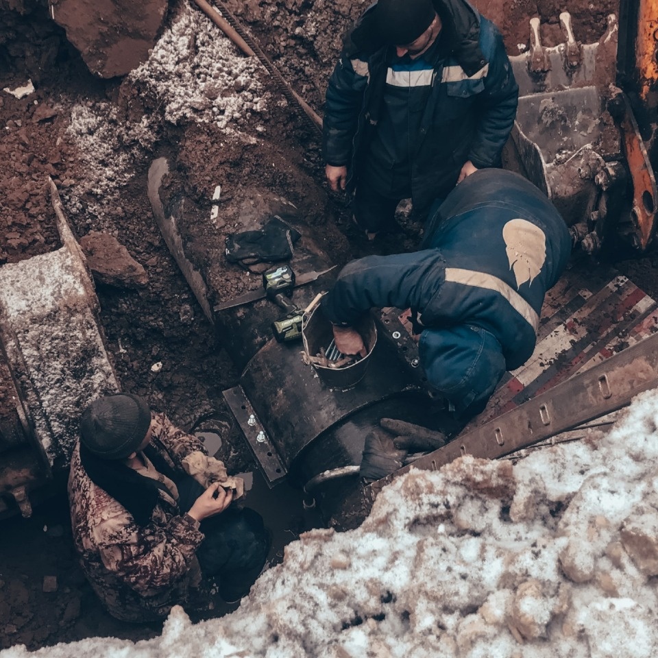Сотрудники Горводоканала устранили утечку на магистральном трубопроводе на Завеличье в Пскове