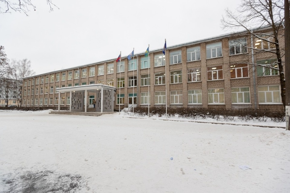 Михаил Ведерников посетил отремонтированный лицей №10 в Пскове