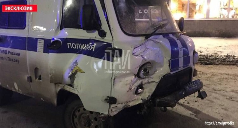 Двух детей госпитализировали после ДТП с полицейским УАЗом в Пскове Двух детей госпитализировали после ДТП с полицейским УАЗом в Пскове