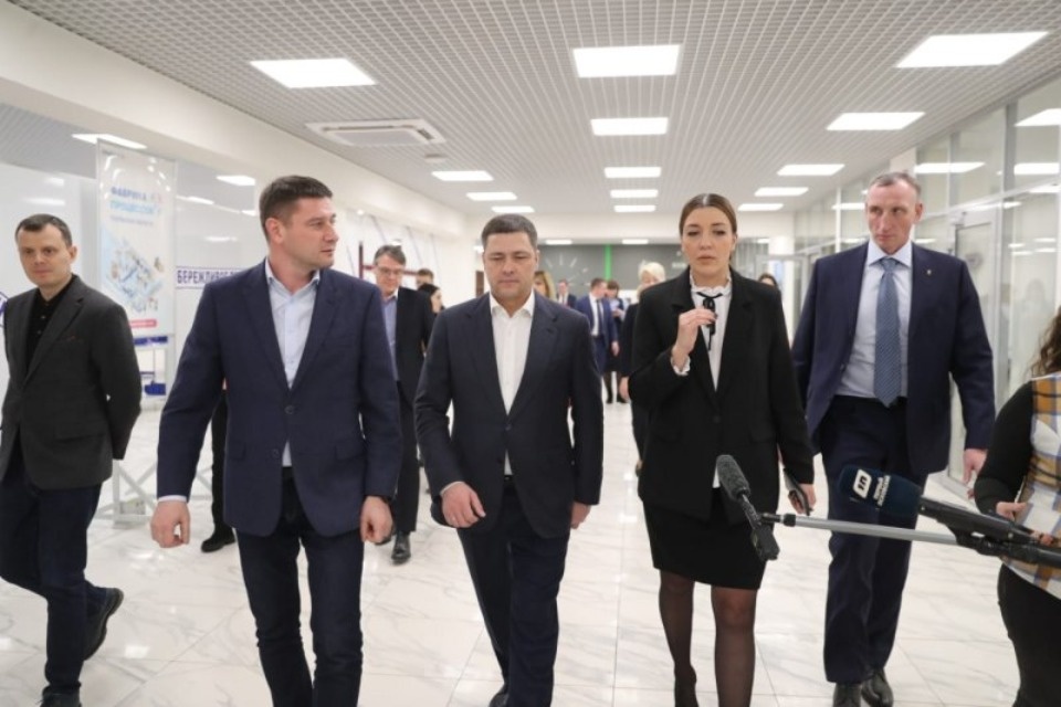 Псковский губернатор посетил технопарк «Электрополис» в Великих Луках