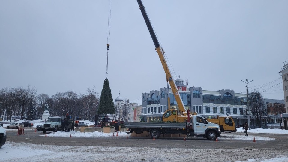 В Пскове идет монтаж главной новогодней елки В Пскове идет монтаж главной новогодней елки