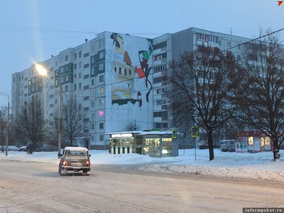 Работы над новым муралом проходят на  Завеличье в Пскове