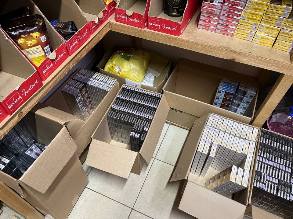 Почти 9 тысяч немаркированных пачек сигарет изъяли из магазинов Псковской области