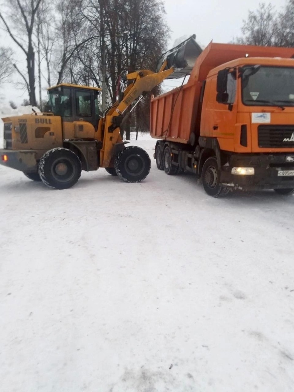 15 единиц техники участвуют в уборке снега в Великих Луках 15 единиц техники участвуют в уборке снега в Великих Луках