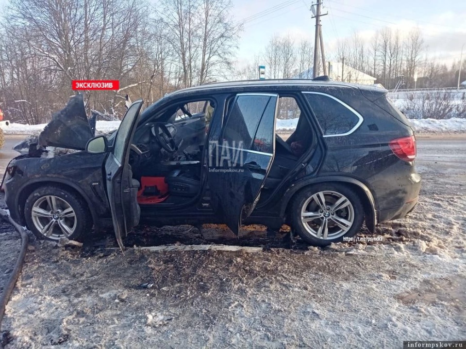 В Струго-Красненском районе сгорел автомобиль В Струго-Красненском районе сгорел автомобиль